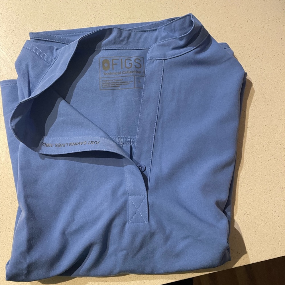 Women's Ceil Blue
Rafael Oversized
Scrub Top - Small